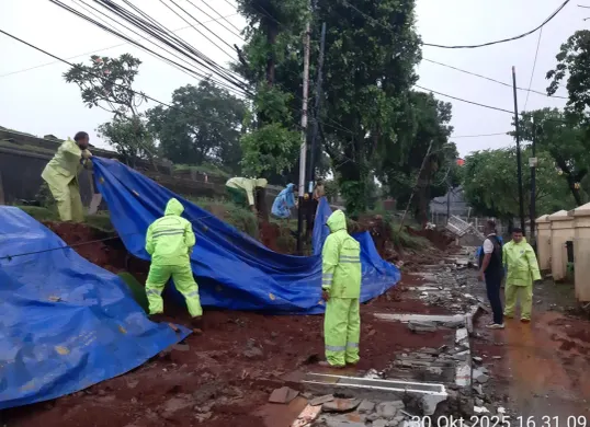 Petugas menangani tembok pembatas TPU Jeruk Purut yang ambruk pada Kamis, 30 Oktober 2025. (Sumber: Dok Distamhut DKI Jakarta)