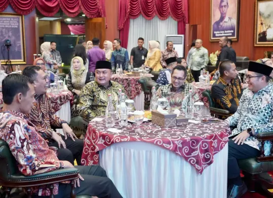 Bupati Bogor Rudy Susmanto bersama Kajari lama Irwanuddin Tadjuddin dan Kajari Baru Denny Achmad, berbincang dalam acara pisah sambut di Pendopo Bupati. (Sumber: Pemkab Bogor)