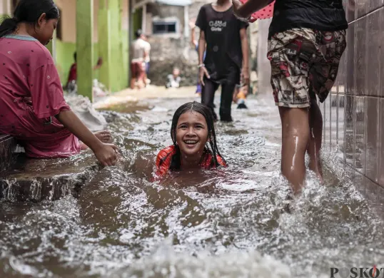 Hujan dengan intensitas tinggi yang mengguyur wilayah DKI Jakarta sejak malam hingga pagi hari kembali memicu banjir di sejumlah kawasan.(Sumber: Poskota/Bilal Nugraha Ginanjar)