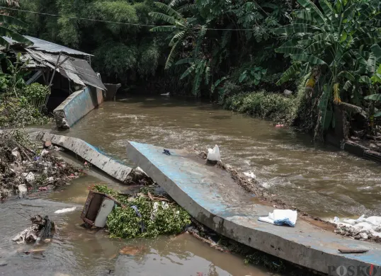 tanggul yang jebol di kawasan RT 03, RW 06, Jati Padang, Pasar Minggu Jakarta Selatan, Jum'at, 31 Oktober 2025. (Sumber: Poskota/Bilal Nugraha Ginanjar)