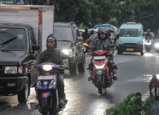 Ilustrasi pengendara diguyur hujan. (Sumber: Poskota/Bilal Nugraha Ginanjar)