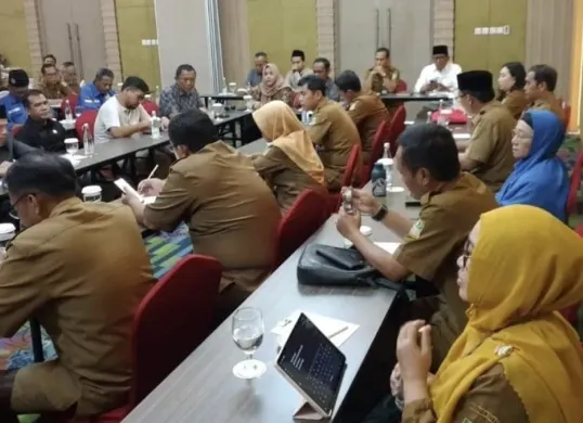 Anggota DPRD Kabupaten Bekasi bersama perwakilan Dinas Pendidikan dan para guru saat rapat membahas kekurangan tenaga pendidik di wilayah setempat. (Sumber: Istimewa)