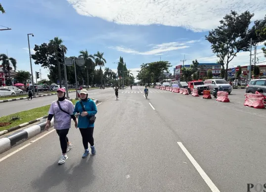 Warga berolahraga saat uji coba CFD Tegar Beriman Cibinong, Kabupaten Bogor. (Sumber: Poskota/Giffar Rivana)
