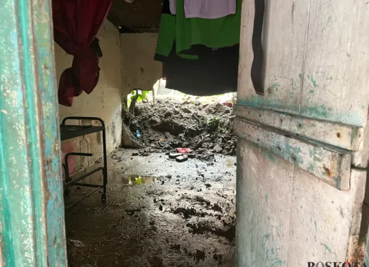 Dinding rumah warga di RT 02 RW 06, Kelurahan Jati Padang, Pasar Minggu, Jakarta Selatan, jebol akibat setelah diterpa derasnya air yang datang dari kali Baswedan. (Sumber: Poskota/Pandi Ramedhan)