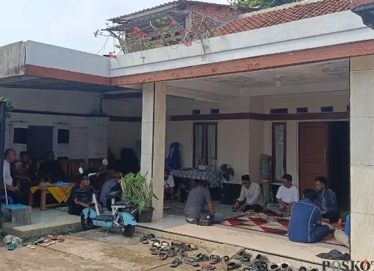 Sejumlah warga bersama pihak SPPG Kelurahan Bojong Menteng, Kecamatan Rawalumbu, Kota Bekasi, berkumpul membahas dugaan pencemaran, Jumat, 31 Oktober 2025. (Sumber: Poskota/Nurpini Aulia Rapika)