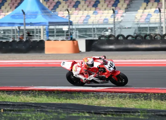 Pebalap Indonesia Herjun Atna Firdaus saat berlaga di Mandalika Racing Series (MRS). (Sumber: Dok. Honda)