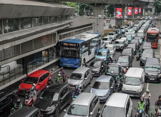 Warga menunggu kedatangan bus di Halte Transjakarta CSW, Melawai, Jakarta Selatan, Rabu, 29 Oktober 2025. (Sumber: Poskota/Bilal Nugraha Ginanjar)
