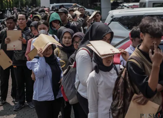 Semangat Para Pencari Kerja Melawan Teriknya Matahari