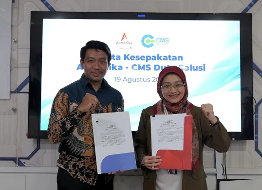 CEO PT CMS Duta Solusi, Agung Dermawan (kiri) dan Direktur Utama AdMedika, Dian Prambini (kanan) saat penandatanganan nota kesepakatan kolaborasi, Selasa 19 Agustus 2025. (Sumber: Dok Telkom)
