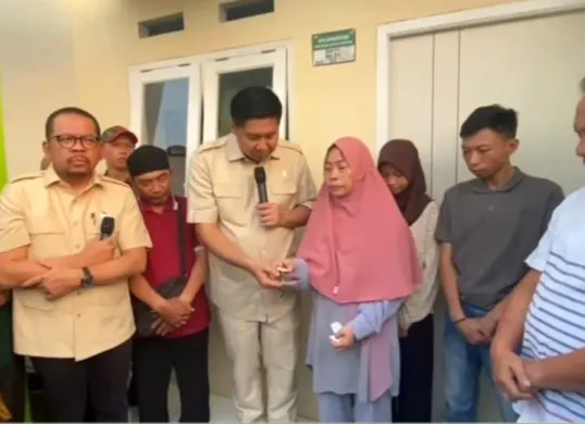 Menteri PKP, Maruarar Sirait (tengah) menyerahkan kunci rumah subsidi kepada keluarga Affan Kurniawan di Cileungsi, Kabupaten Bogor, Senin 1 September 2025. (Sumber: Instagram Kementerian PKP)