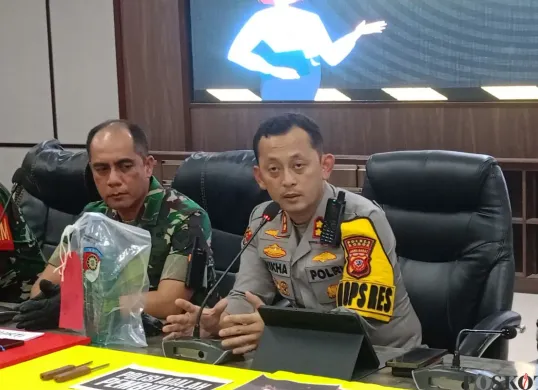 Kapolres Bogor, AKBP Wikha Ardilestanto saat menyampaikan 1.600 petugas gabungan diterjunkan untuk mengawal demonstrasi, Senin, 1 September 2025. (Sumber: Poskota/Giffar Rivana)