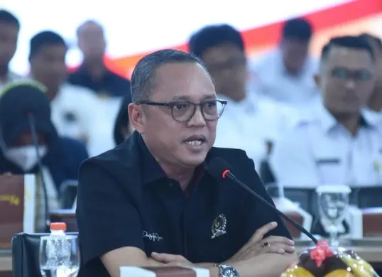 Partai Demokrasi Indonesia Perjuangan (PDIP) didesak publik untuk menindak tegas kadernya Deddy Yevri Hanteru Sitorus usai pernyataan 'Rakyat Jelata'. (Sumber: Instagram/@deddysitorusofficial)