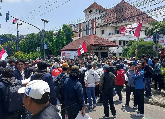 Ratusan mahasiswa menggelar aksi demonstrasi di depan Gedung DPRD Kota Bekasi pada Senin, 1 September 2025. (Sumber: Istimewa)