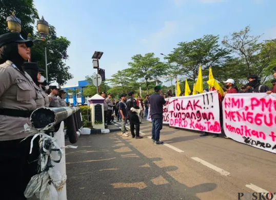 Mahasiswa berunjuk rasa di depan Gedung DPRD Kabupaten Tangerang, Senin, 1 September 2025. (Sumber: Poskota/Veronica Prasetio)