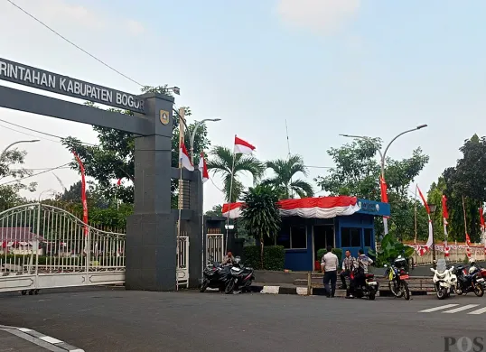 Situasi di gerbang utama perkantoran Pemkab Bogor pada Senin sore, 1 September 2025. (Sumber: POSKOTA | Foto: Giffar Rivana)