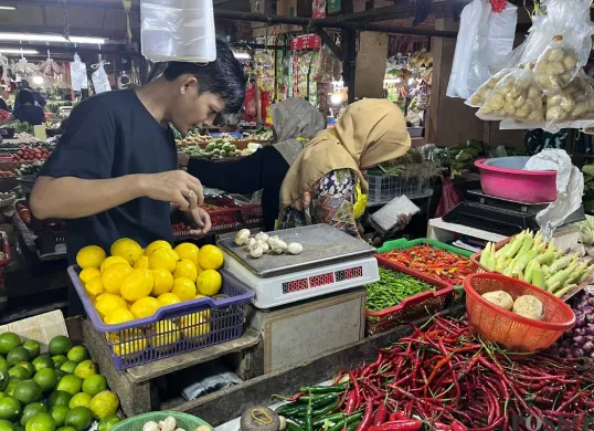 Aktivitas pedagang tradisional di Pasar Tomang Barat, Grogol Petamburan, Jakarta Barat. Senin, 1 September 2025. (Sumber: Poskota/Pandi Ramedhan)