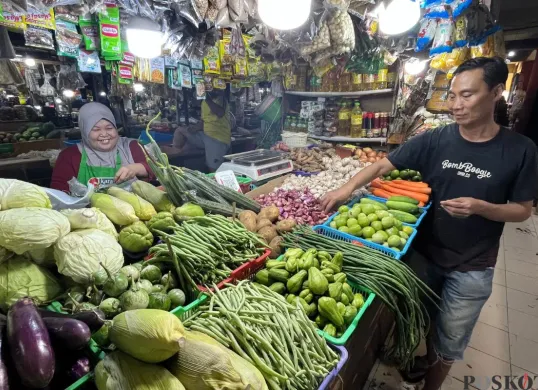 Sulastri, 59 tahun, pedagang tradisional di Pasar Tomang Barat, Grogol Petamburan, Jakarta Barat, Senin, 1 September 2025. (Sumber: Poskota/Pandi Ramedhan)