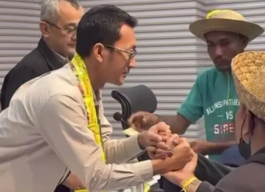 Momen unik warga Pati mengalungkan obat masuk angin kepada Juru Bicara KPK, Budi Prasetyo sebagai simbol pro rakyat dan dukungan memberantas korupsi. (Sumber: Instagram/@patisakpore)