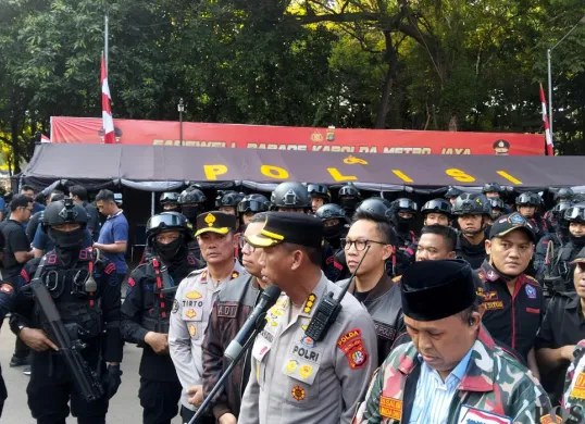 Kepala Biro Operasi Polda Metro Jaya, Kombes I Ketut Gede Wijatmika (ketiga dari kanan), saat ditemui di Mapolda Metro Jaya, Senin, 1 September 2025. (Sumber: POSKOTA | Foto: Ali Mansur)