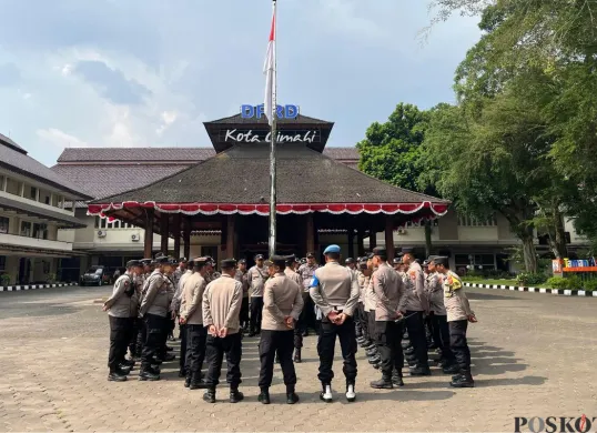 Personel Polres Cimahi bersiap menerapkan rekayasa lalu lintas di Kantor DPRD Cimahi, Kota Cimahi, Senin, 1 September 2025. (Sumber: Poskota/Gatot Poedji Utomo)