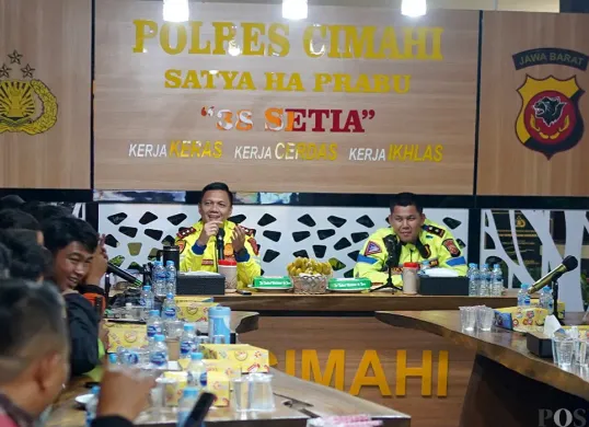 Kapolres Cimahi AKBP Niko N Adi Putra (tengah) melakukan audiensi dengan komunitas ojol di Cimahi dan KBB di Saung Satya Haprabu "38 Setia" Polres Cimahi, Senin 1 September 2025. (Sumber: POSKOTA | Foto: Gatot Poedji Utomo)