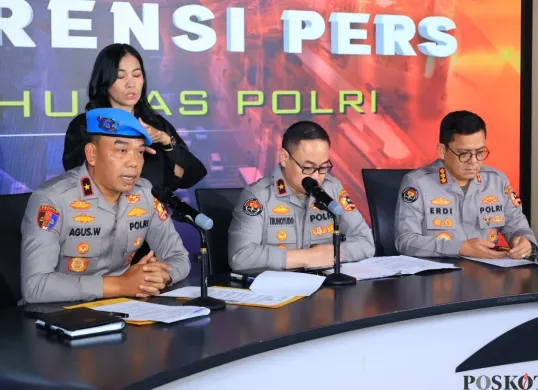 Karo Wabprof Divpropam Polri, Brigjen Agus Wijayanto (baret biru) saat konferensi pers di Mabes Polri, Jakarta Selatan, Senin, 1 September 2025. (Sumber: Poskota/Ali Mansur)