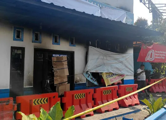 Kondisi Pos Polisi Lalu Lintas Jatiasih, Kota Bekasi, porak-poranda usai dibakar orang tak dikenal pada Senin dini hari, 1 September 2025. (Sumber: Istimewa)