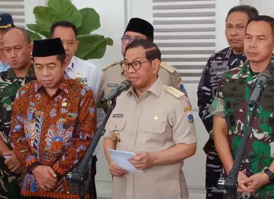 Gubernur Jakarta, Pramono Anung saat menyampaikan pernyataan kepada awak media di Balai Kota Jakarta, Senin, 1 September 2025. (Sumber: Poskota/Muhammad Tegar Jihad)