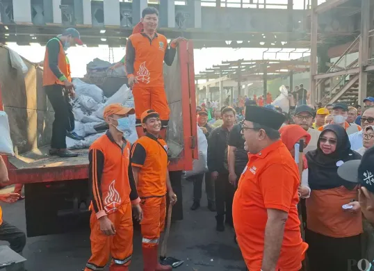 Wakil Gubernur Jakarta Rano Karno saat melakukan gotong royong di kawasan Senen, Jakarta Pusat, Senin 1 September 2025. (Sumber: Poskota/M. Tegar Jihad)