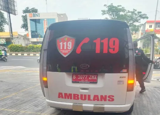 Satu unit ambulans mengevakuasi korban kecelakaan tunggal di Jalan Margonda, perempatan lampu merah Margonda-Juanda, Kecamatan Beji, Kota Depok, Selasa, 2 September 2025. (Sumber: Istimewa)