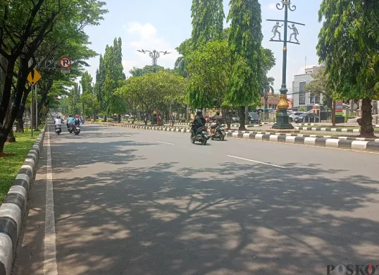 Lagu Ibu Pertiwi diputar di Jalan Tegar Beriman, Cibinong, Kabupaten Bogor, Selasa, 2 September 2025. (Sumber: Poskota/Giffar Rivana)
