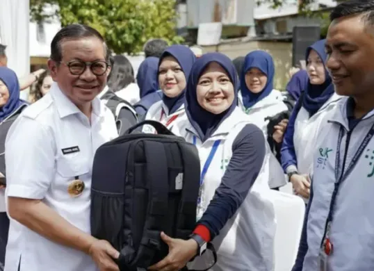 Pasukan Putih DKI Jakarta 2025 hadir memberikan layanan kesehatan home service untuk lansia dan pasien kronis, simbol pengabdian nyata di tengah kota metropolitan. (Sumber: Instagram/@dinkesdk)