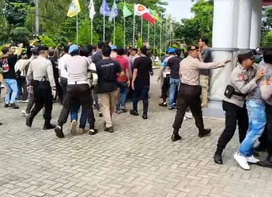 Suasana saat kericuhan terjadi di tengah aksi unjuk rasa di depan Gedung DPRD Pandeglang. (Sumber: Istimewa)