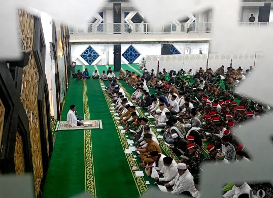 Pemkab Bogor bersama dengan elemen masyarakat menggelar doa istigasah dan salat gaib untuk membawa pesan damai agar wilayah tetap kondusif di tengah isu demonstrasi yang kisruh di sejumlah wilayah di Indonesia. (Sumber: POSKOTA | Foto: Giffar Rivana)