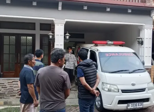 Satu mobil ambulans digunakan dalam evakuasi pekerja yang tewas diduga akibat kesetrum saat memperbaiki mesin pompa air di salah satu rumah warga. (Sumber: Polsek Cimanggis)