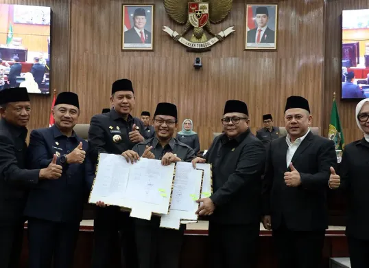 Pemkot Bekasi dan DPRD resmi menandatangani Perubahan KUA-PPAS 2025, Selasa 2 September 2025, salah satunya terkait anggaran kenaikan honor ketua RT dan RW. (Sumber: Humas Pemkot Bekasi)