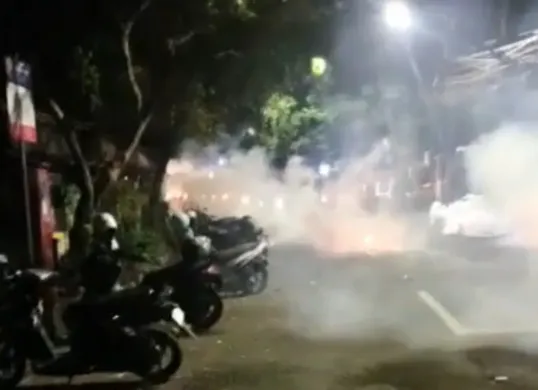 Sebanyak 12 mahasiswa pingsan ketika aparat menyerang pakai gas air mata ke kampus Unisba dan Unpas (Sumber: Instagram/@suaramahasiswa.info)