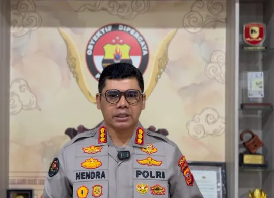 Kabid Humas Polda Jabar Kombes Hendra Rochmawan, menjelaskan terkait bentrokan aparat di area kampus Unisba. (Sumber: Polda Jabar)