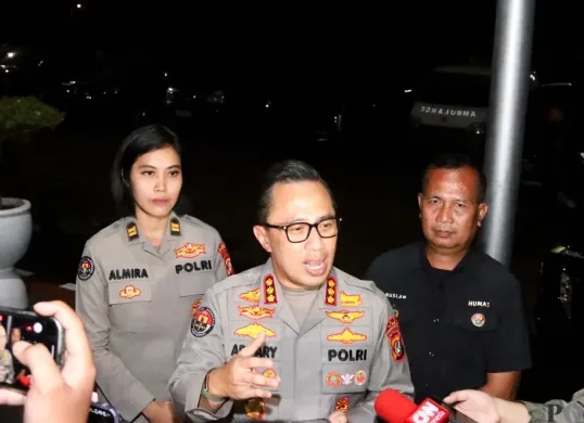 Kabid Humas Polda Metro Jaya Kombes Ade Ary Syam Indradi, menjelaskan personel kepolisian melakukan patroli skala besar di sejumlah titik Jakarta untuk memastikan keamanan pascakerusuhan. (Sumber: Poskota/Ali Mansur)
