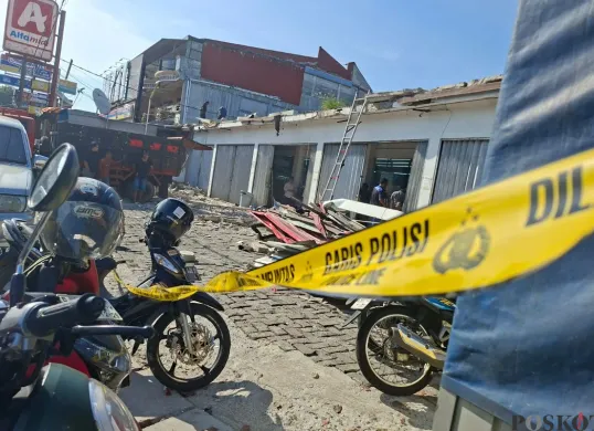 Situasi di depan minimarket di Jalan Raya Pekapuran, RT 11/RW 22, Kelurahan Sukatani, Kecamatan Tapos, Kota Depok, Selasa, 2 September 2025. (Sumber: Poskota/Angga Pahlevi)