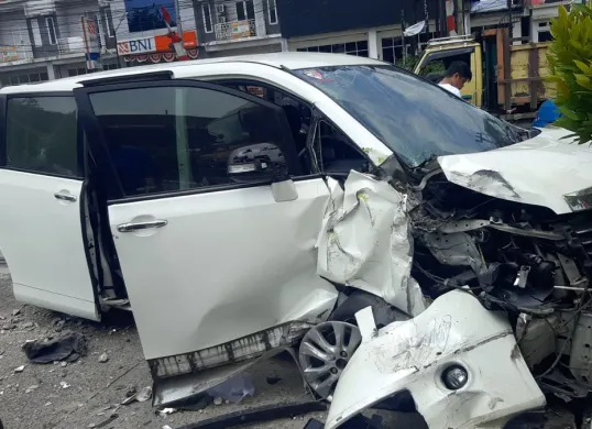 Satu unit mobil Toyota NAV1  ringsek usai menabrak sejumlah pengendara motor di Kota Depok, Senin, 1 September 2025. (Sumber: Polres Depok)