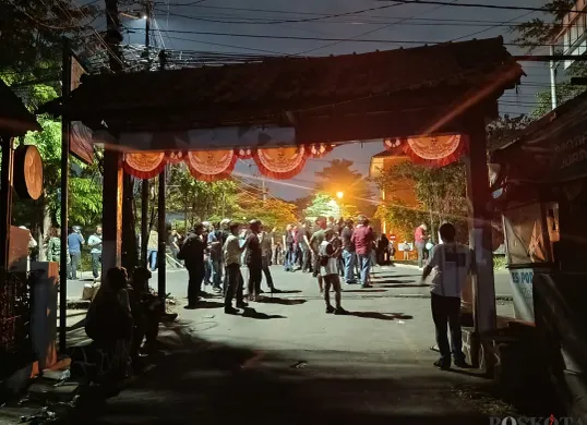 Suasana mencekam saat ratusan massa mencoba menyerang Polres Metro Bekasi Kota dengan lemparan petasan dan molotov, Minggu malam 31 Agustus 2025. (Sumber: POSKOTA | Foto: Nurpini Aulia Rapika)