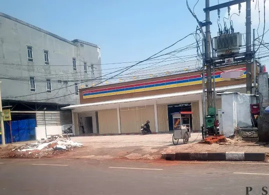 Situasi di depan minimarket, Jalan KK Singawinata, Kelurahan Nagri Tengah, Kabupaten Purwakarta, yang disorot warga setelah dua pohon mahoni berusia puluhan tahun ditebang. (Sumber: POSKOTA | Foto: Dadan Sukmana)