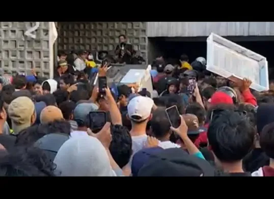 erusuhan massa di rumah Ahmad Sahroni, Tanjung Priok, Sabtu 30 Agustus 2025. (Sumber: Instagram)
