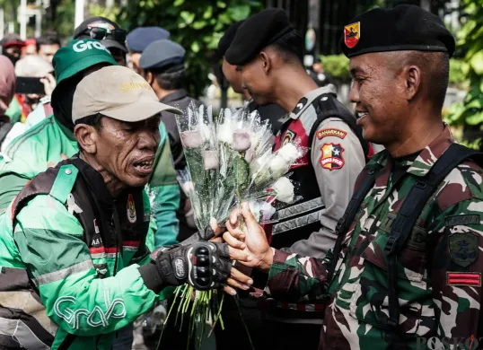 Aksi Ojek Online Bagikan Dua Ribu Bunga Mawar