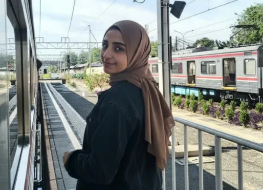 Balqis Humaira yang tengah viral setelah berani menyinggung langsung salah satu figur kontroversial di Indonesia, yakni taipan migas yang kerap dijuluki 'Raja Minyak' Riza Chalid. (Sumber: Instagram/@balqishumaira77)