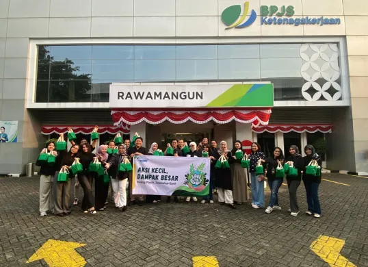 Karyawan BPJS Ketenagakerjaan Jakarta Rawamangun membagikan paket ramah lingkungan kepada warga sekitar kantor sebagai bagian dari kampanye Go Green, Rabu, 3 September 2025. (Sumber: BPJS Ketenagakerjaan)