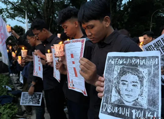 Ratusan mahasiswa IPB gelar doa dan menyalakan lilin untuk korban demonstrasi yang terjadi di sejumlah wilayah Indonesia termasuk Affan Kurniawan. (Sumber: POSKOTA | Foto: Giffar Rivana)