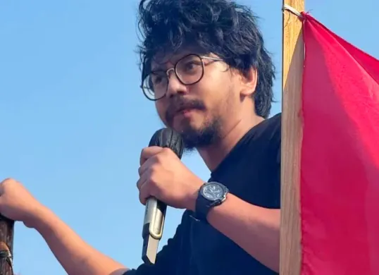 Potret Ferry Irwandi saat mengikuti aksi demonstrasi di depan gedung DPR RI. (Sumber: Instagram/@irwandiferry)