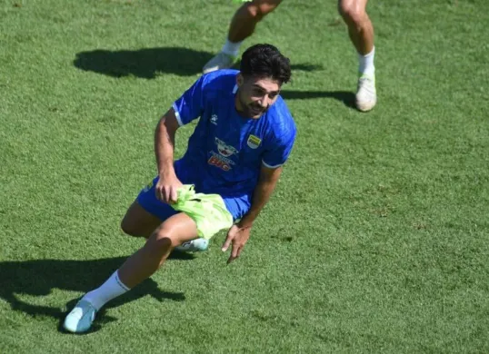 Pemain Persib Bandung, Frans Putros mendapat panggilan tim nasional Irak. (Sumber: persib.co.id)